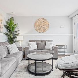 Modern Beach Retreat Sleeps 8 - Big Yard & BBQ, hotel in Ventnor City