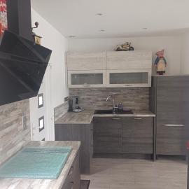 Maison complètement rénovée 3 chambres, отель в городе Шамбли