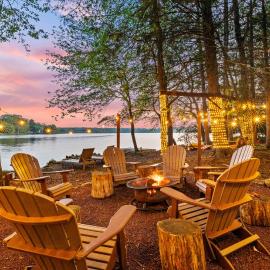 Lakehouse with Boats, MiniGolf, Sauna, HotTub, Swings and Playground!