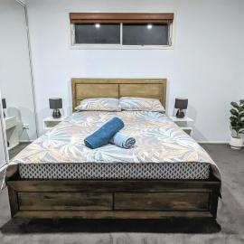 Entire Place Private Luxe 1BR with 1BA 1K 1LR, hotel in Ingleburn