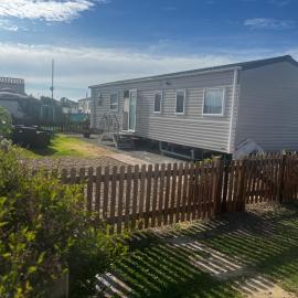 166 unity beach central location sleeps 8 pet friendly caravan, hotel sa Brean
