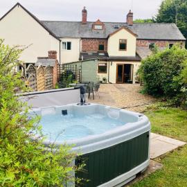 Bridge Cottage Hot tub Enclosed garden Tranquility