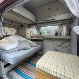 Sleep inside a classic Volkswagen Westfalia or our legendary Mercedes Düdo overland cabin in central Svolvær Close to public showers and toilets NO PARKING, hotel u gradu Svolver