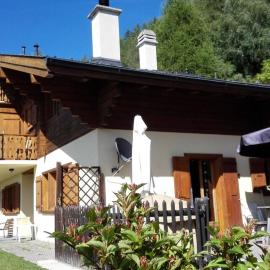 Sunny and spacious apartment in chalet Faigaux in Veysonnaz situated in quiet area with magnificent mountain views, Hotel in Veysonnaz