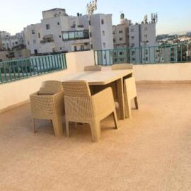 Luxe Appartement Romantique Grande Chambre avec Grande Terrasse Vue Panoramique Chaine Internationale- Fibre Optique -À une min des Commodités - Ennasr 2