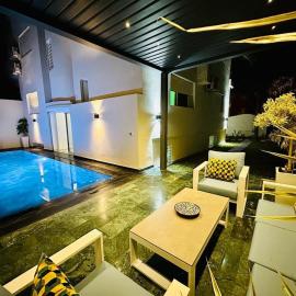 Villa de luxe avec piscine et jardin privés، فندق في تمارة