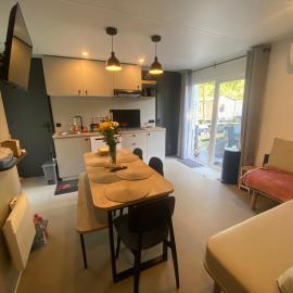 Mobil home plage 4 étoiles, khách sạn ở Fréjus