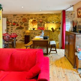 Maison de Village au cœur de Laroquebrou, hôtel à Laroquebrou