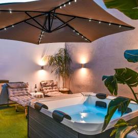 Avli Village House with Private Jacuzzi, hôtel à Paradeísion