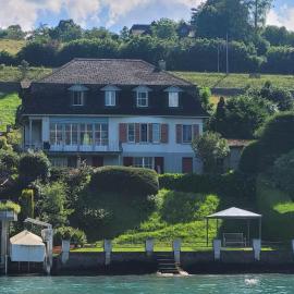 Wunderschöne Villa mit Privatstrand, ξενοδοχείο σε Einigen