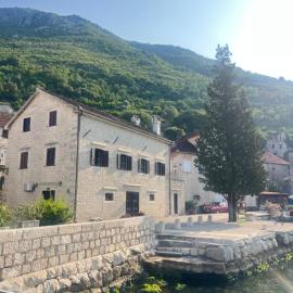 Villa Sunrise, hotel di Perast