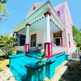 Uptown Colorful Cottage by the Riverwalk