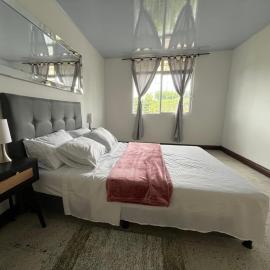ACOGEDOR APARTAMENTO DISPONIBLE eN CALARCA QUINDIO EXCELENTE UBICACION EN CONJUNTO CERRADO 2 HABITACIONES PARKING BIEN EQUIPADO, hotel em Calarcá