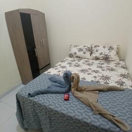 Casa com ótima localização sendo 2 quartos , ar condicionado em 1 quarto, garagem para carro hatch pequeno, hotel in Petrolina
