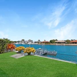 Spacious Holiday Unit on Canal at Banksia Beach, hotell sihtkohas Banksia Beach