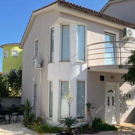 SUMMER NOVALJA Spacious Holiday Home with Private Garden, BBQ & 2 Parking Spaces