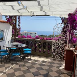 EXCLUSIVE LUXURY HOUSE "VILLA POMPEIANA" IN VIA CAMERELLE 65a CON TERRAZZA VISTA MARE, hotel em Capri