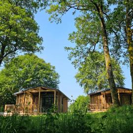 Camping Onlycamp Les Monts du Cantal, hotel in Le Claux