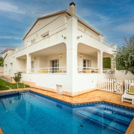 Casa con piscina privada cerca de playa โรงแรมในกาลาเฟลล์