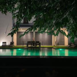 Grande maison atypique avec piscine à débordement, hotelli kohteessa Bouillargues
