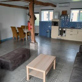 ruim driepersoons appartement, hotel in Moerstraten