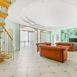 17 Deribasivska 4-room Apartment