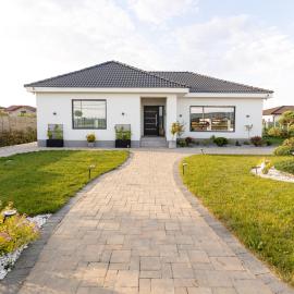 Amavi Homes With Garden โรงแรมในอัลบายูเลีย