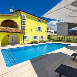 Villa Andrea for 17 people with private 40 m2 pool & pet friendly near Poreč
