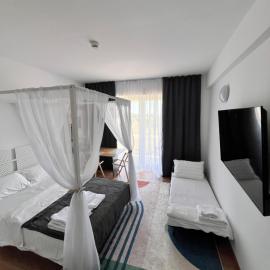 Studio Ivana by Blaxy Residence, hotel in Douăzeci şi Trei August