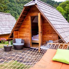 Glamping Zeleni turizem, hotel din Makole