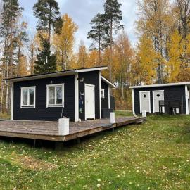 A simple stuga on a lake incinerating toilet in a separate building next to the cabin Water for drinking and washing hands dishes comes from two containers that attach to a faucet through a simple electric pump OBS no shower on site, hôtel à Grythyttan