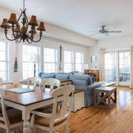Steps from the Beach - Spacious Condo with Amenities, hotel u gradu Kil Devil Hils