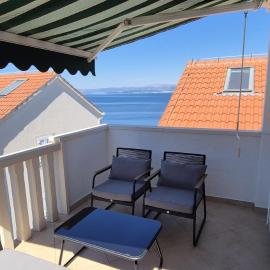 APARTMENTS BRUNO 3 - two-room penthouse apartment - wonderful view of the sea - the best location, first row to the beach - 10 minutes from Supetar ferry port - free secured parking - facilities nearby, hotel in Sutivan
