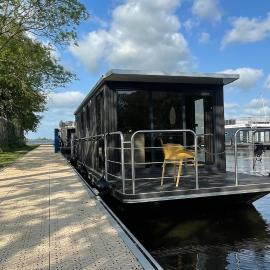 Houseboat 18 Nordic、Offingawierのホテル