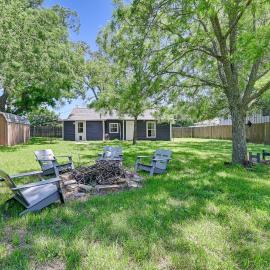 Pet-Friendly Home w/ 1-Acre Yard in Aubrey, hotell i Aubrey