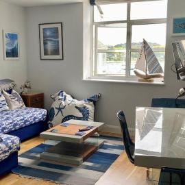 'Shorebird' central apartment, sea views & parking