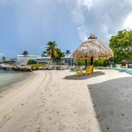Walk to Beach: Florida Keys Gem w/ Ocean Views, hotel i Layton