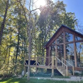 Fern Haven A modern take on Hocking Hills cabins, khách sạn ở McArthur