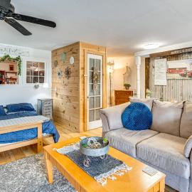 Lake & Mtn Views: Vermont Couple's Retreat!, hotel in Barton