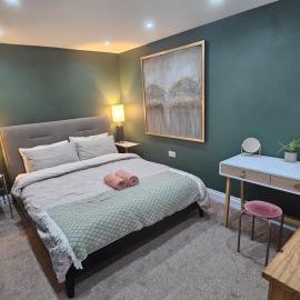 StayZen Apartments - Private Garden & Free Parking Ground Floor Central Woking - Business & Leisure