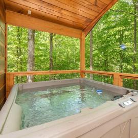 Romantic 1BR Cabin, Hot Tub, Easy Access & Wi-Fi, hotell sihtkohas Sevierville