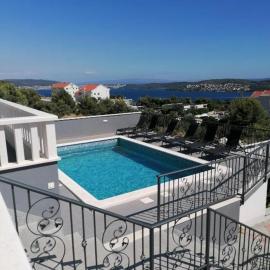 Vila Kathy - kuća za odmor, hotel in Seget Vranjica