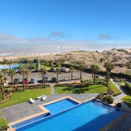 GARDEN BAY Appartement Luxe Front de Mer à Tamaris Sidi Rahal, Plage Privée, Piscine et Loisirs: Tamaris şehrinde bir otel