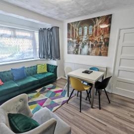 Lovely Apartment With Private Garden & Parking