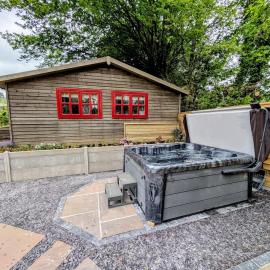 Beech Lodge - 3 Bedroom Chalet With Private Hot Tub, hotel a Llanfyrnach