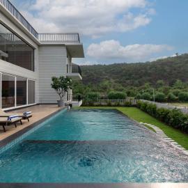StayVista's Avyanna Villa - 6BHK with Pet Friendly & Bar، فندق في Kārli
