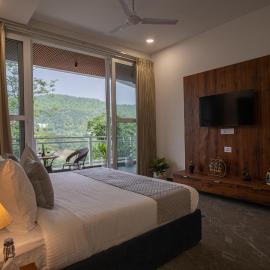 Alaya Stays Udgam Vilas Serene 5-BHK Apartment With Jacuzzi & Lift