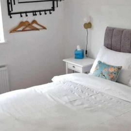 2 Bed cottage-Sleeps 4-Private Garden-Parking, hotel in Omagh