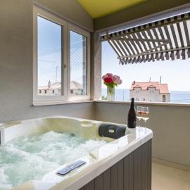 The Penthouse Harmony Beachfront with Hot Tub, Hotel in Jesenice
