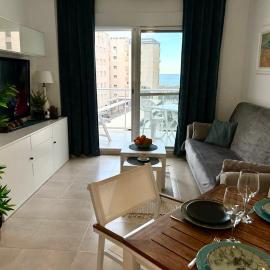 Chula Vista Apartamento, 200m de la playa, piscina, parking，代穆斯的飯店
